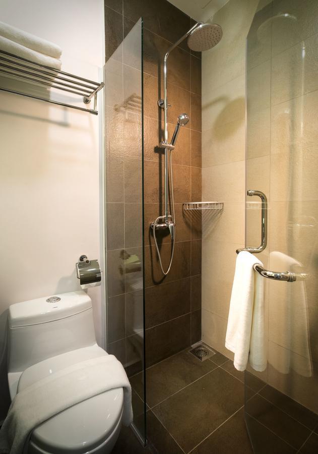 Deluxe Queen Room with Window